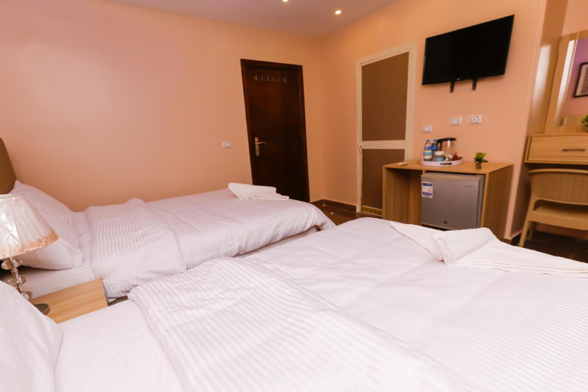 Pyramids Express View Hotel Kafret el-Gabal Extérieur photo